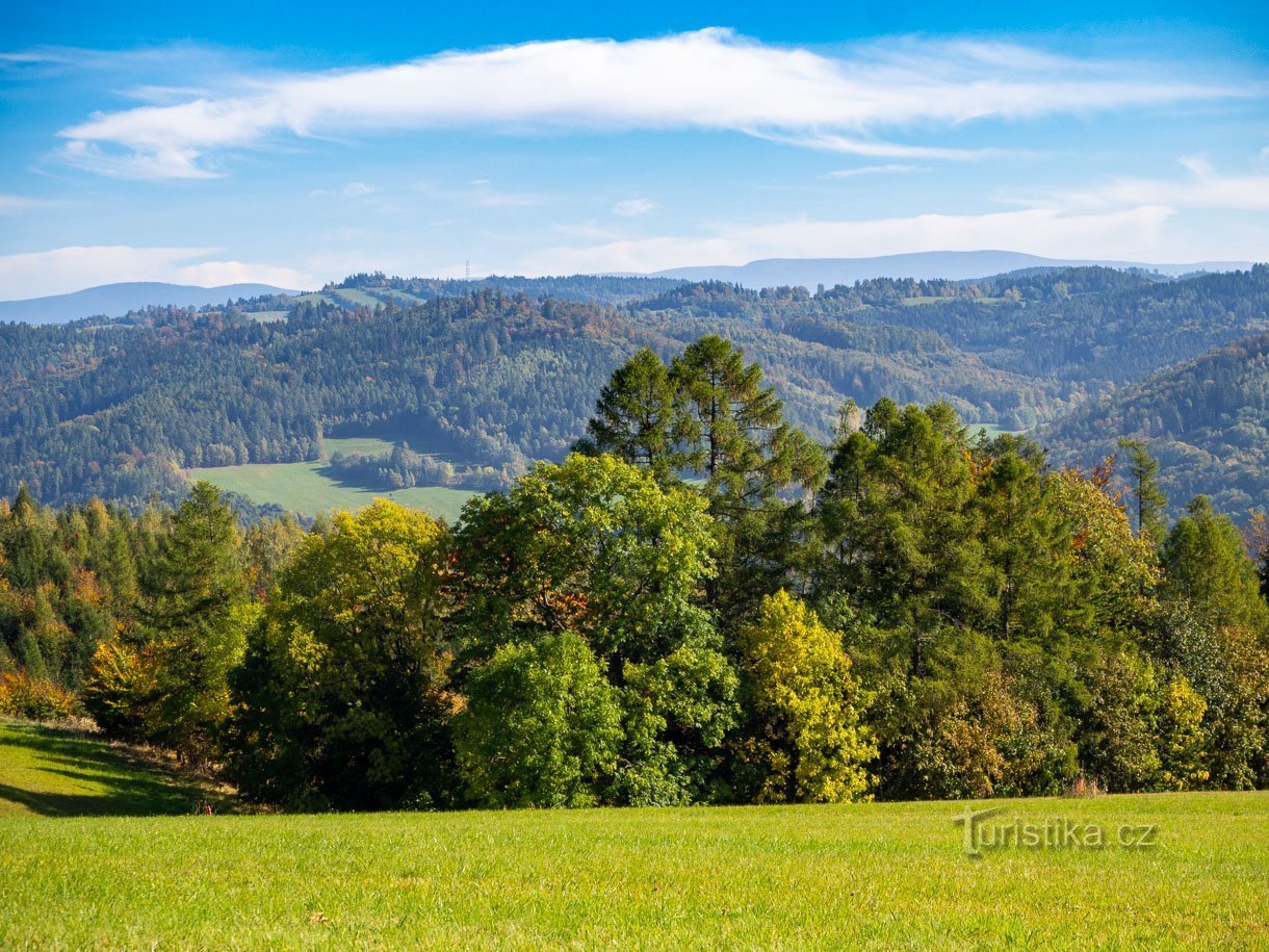 Výhled nad Kopřivnou s pozadím Hrubého Jeseníku