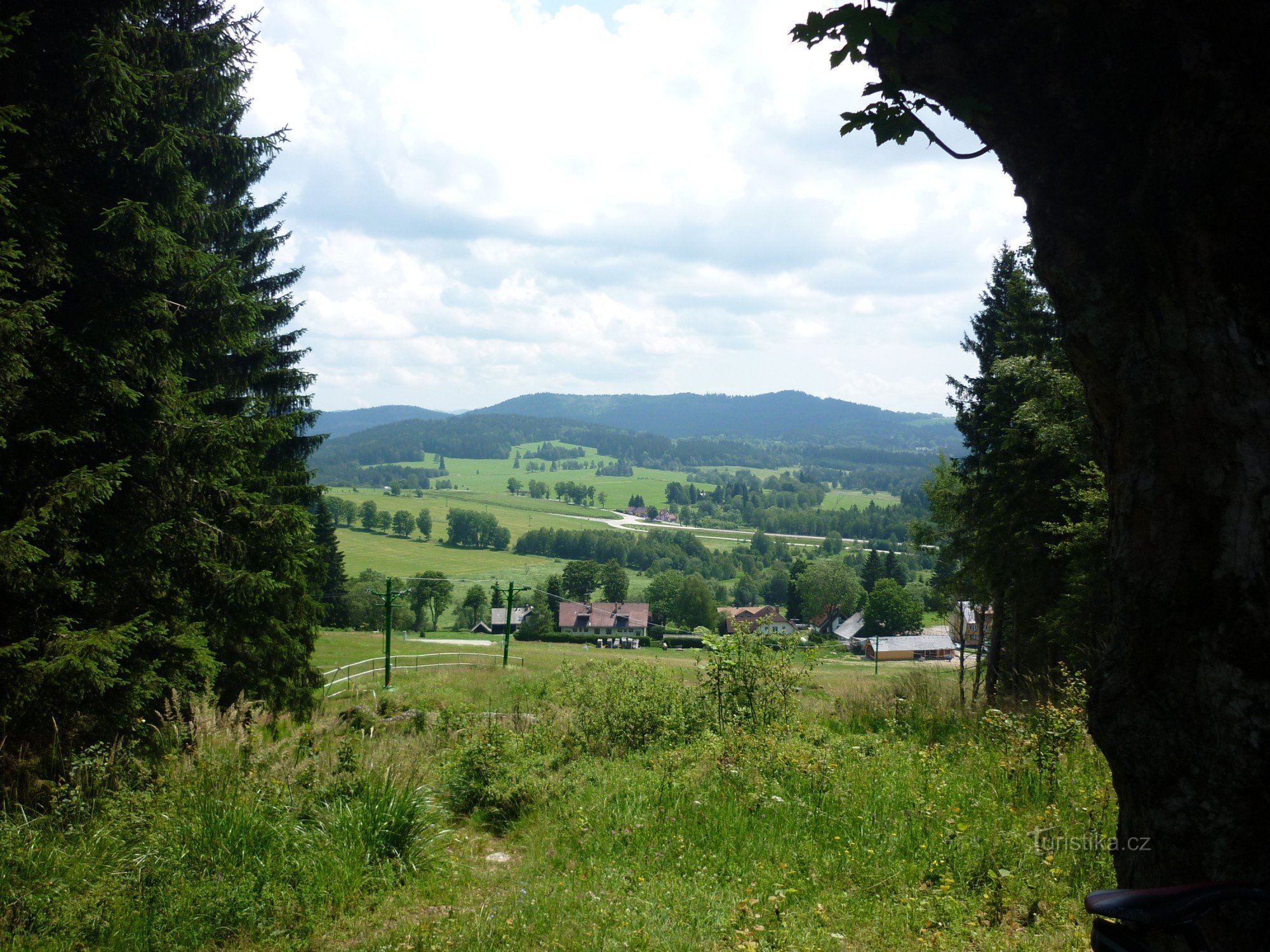 vista da capela para Strážný