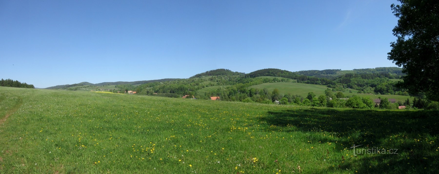 Blick von der Kirche auf Javoří hory