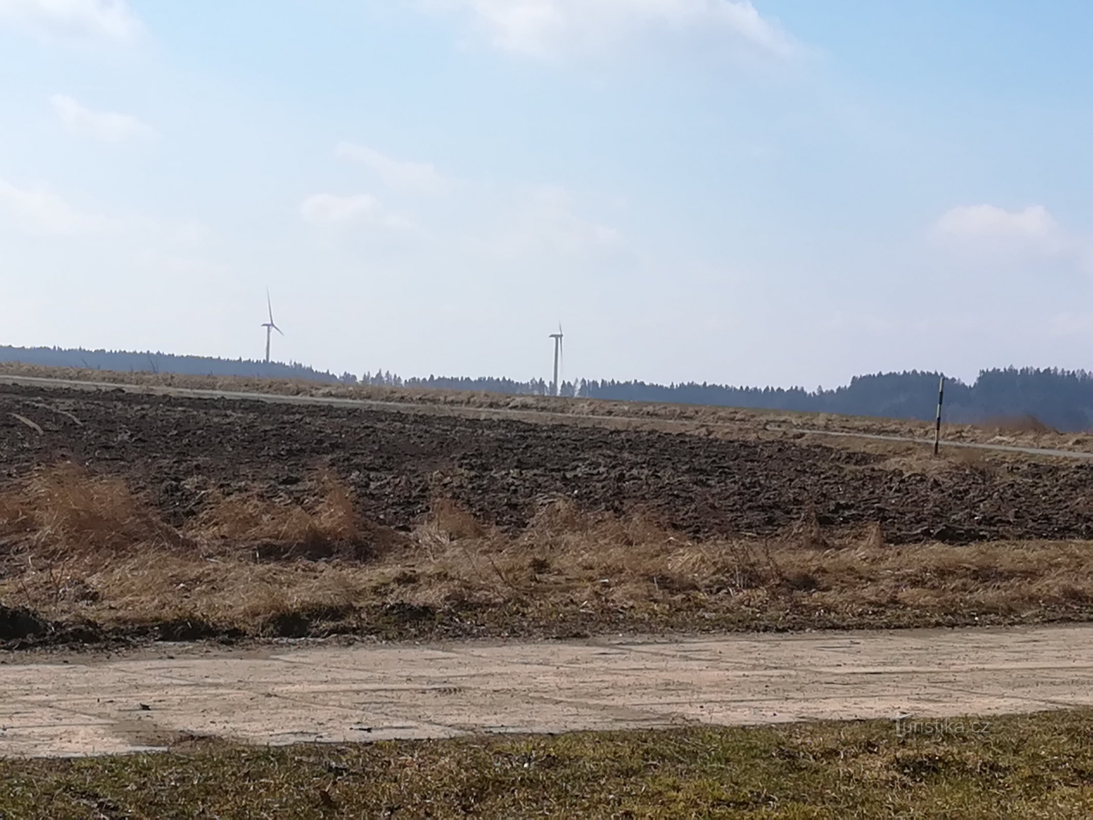 Blick vom Friedhof Maletín auf die Windkraftanlagen in Richtung Svojanov-Žipotín