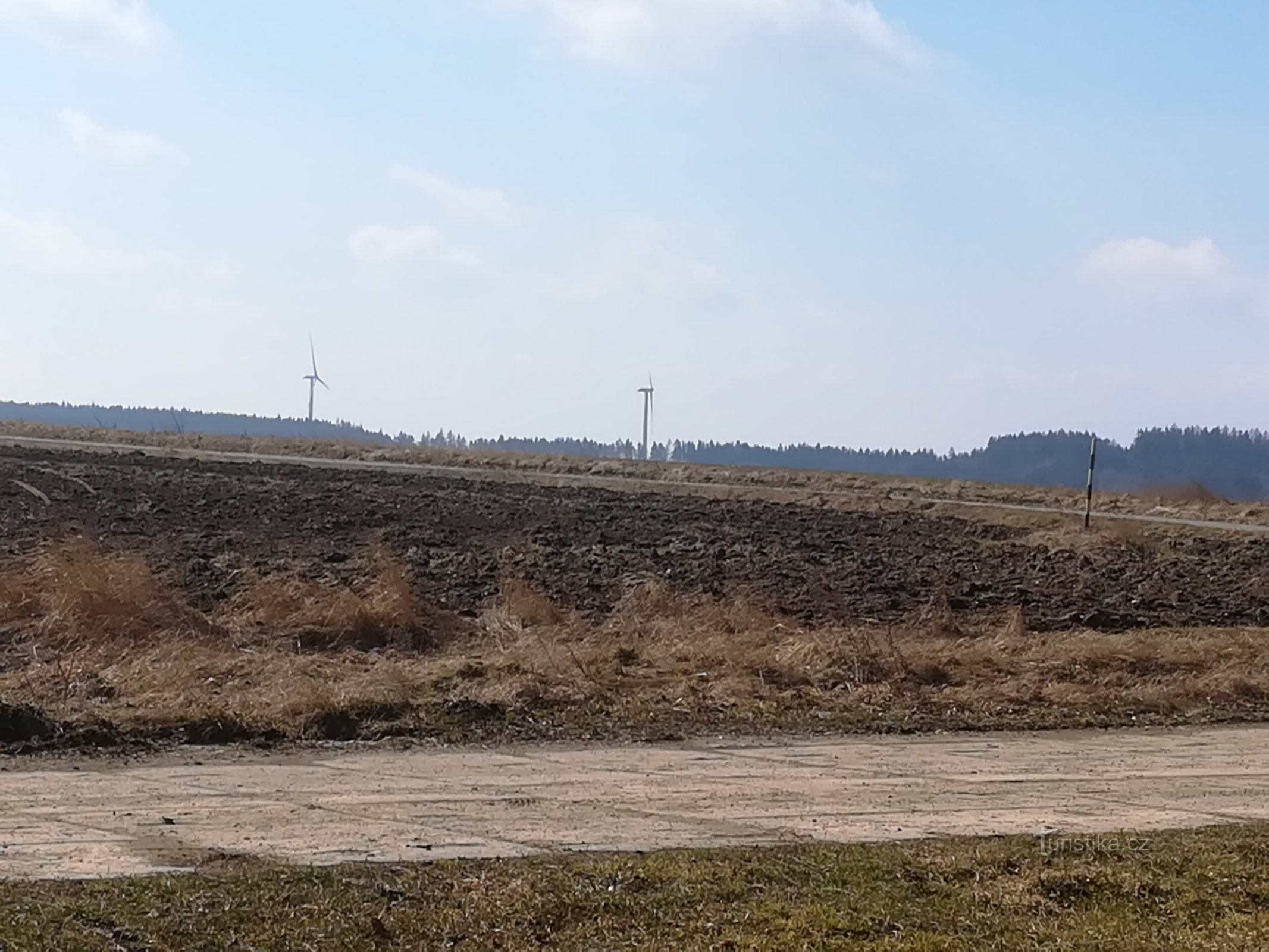 vista do cemitério Maletín para as usinas eólicas na direção de Svojanov-Žipotín