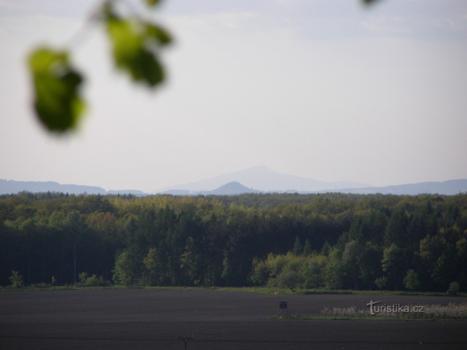 vista desde Petrovice a Zebín, al fondo Ještěd