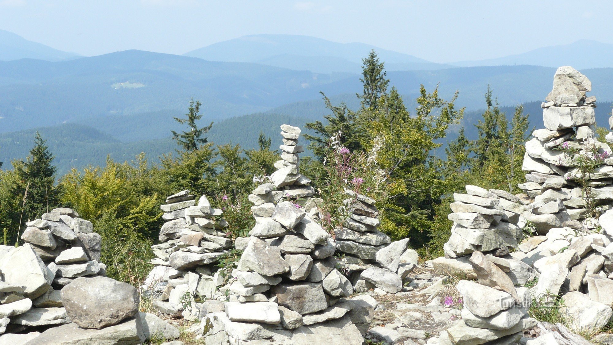 Vue du talus vers la caserne