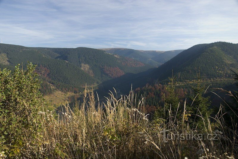 从 Tupé vrch 到 Divoká Desná 山谷尽头的景色
