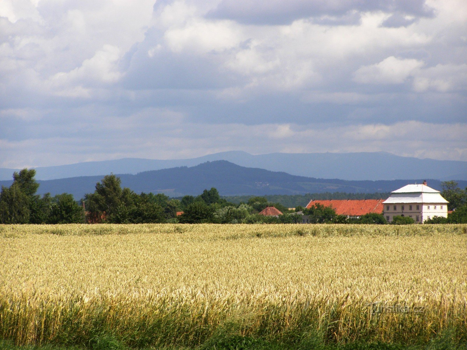 Blick von Volanice nach Norden auf das Riesengebirge und Kumburk