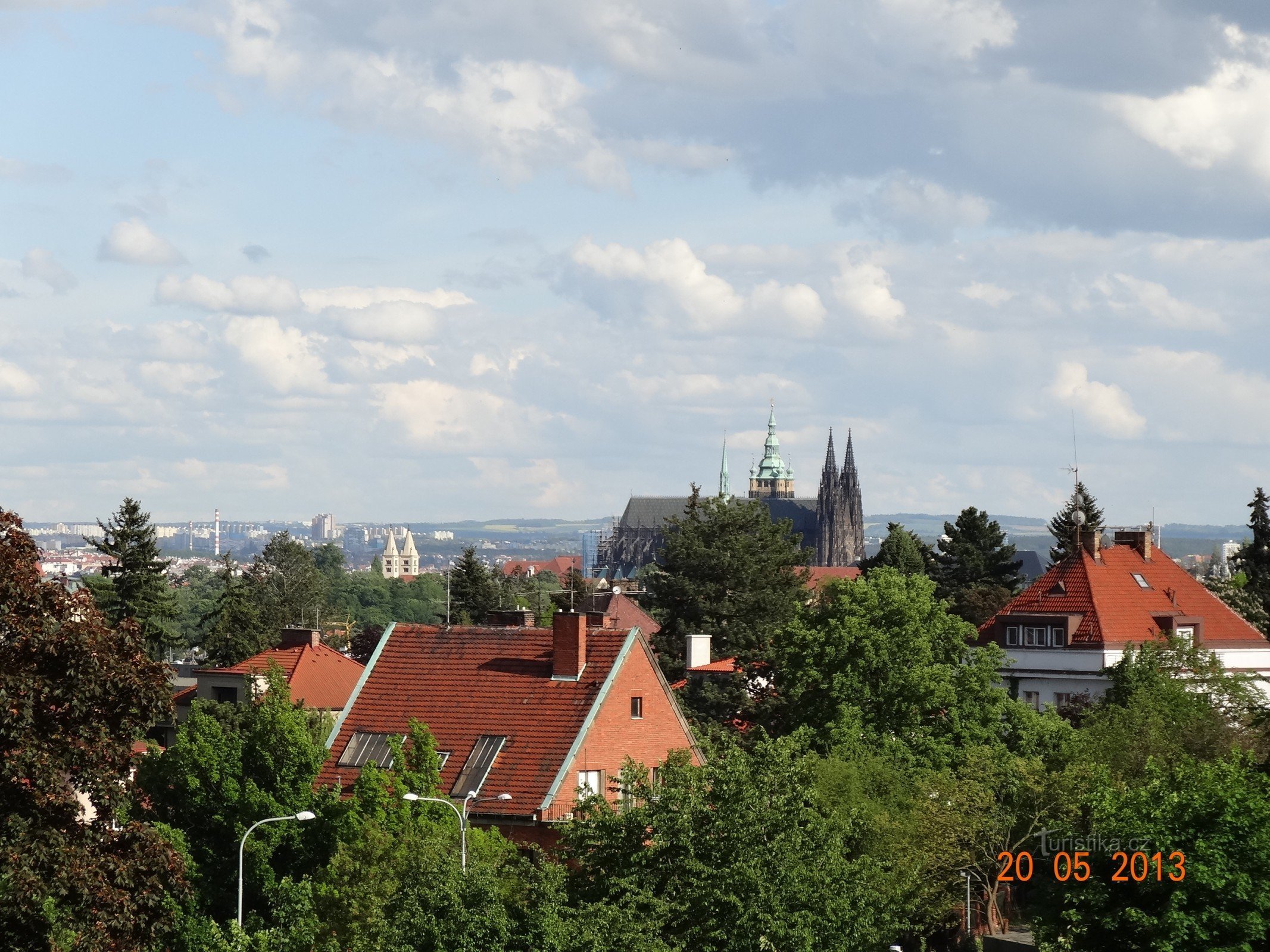 Widok z zamku Hanspaulka na zamek