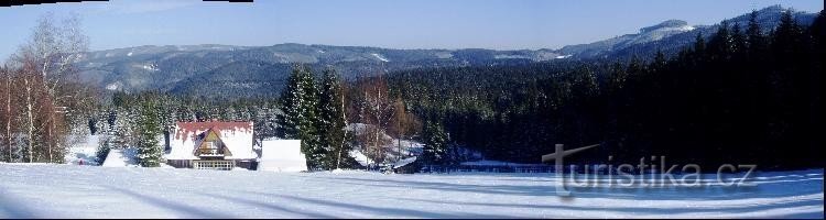 Näkymä tien varrella U Surovcesta Valkoiselle ristille