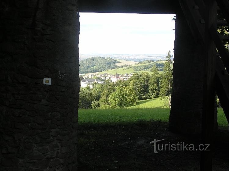 Ausblick: Blick von der Stelle zwischen den Pfeilern des Aussichtsturms auf die Burg Hradec