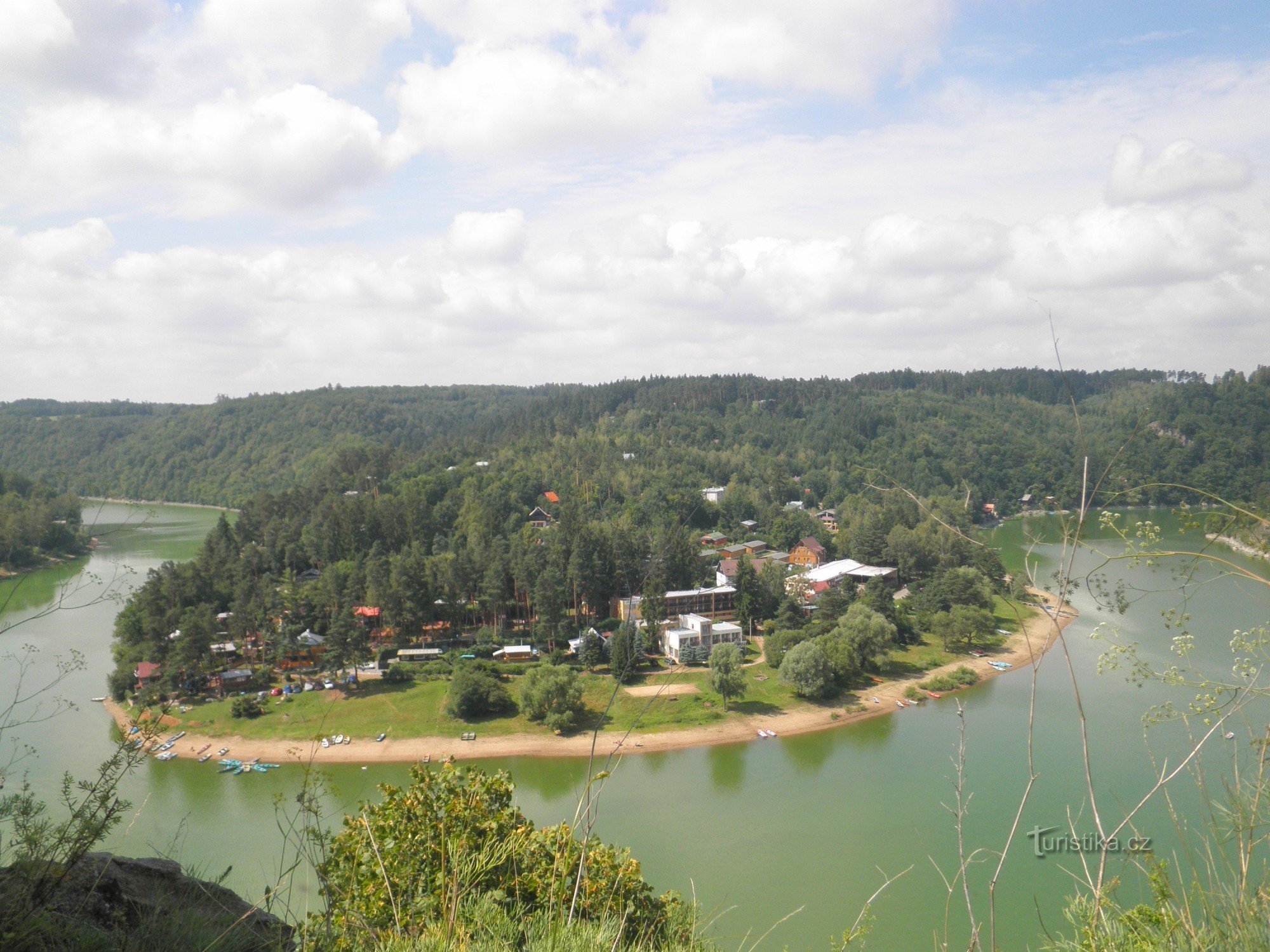 La vista desde Cornštejn hasta la curva de Dyje y el campamento de Bítov, en el que en ese momento realmente