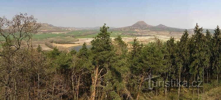 uitzicht vanaf de uitkijktoren Frotzel: uitzicht op de České Středohoří