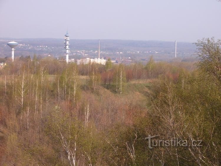Utsikt från Terezia-Ema-högen: Utsikt mot norr, vattentorn i Hladnov, i bakgrunden kullerstenar
