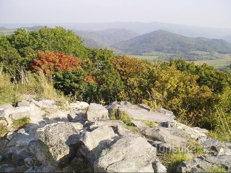 Vista desde el castillo hasta el České Středohoří