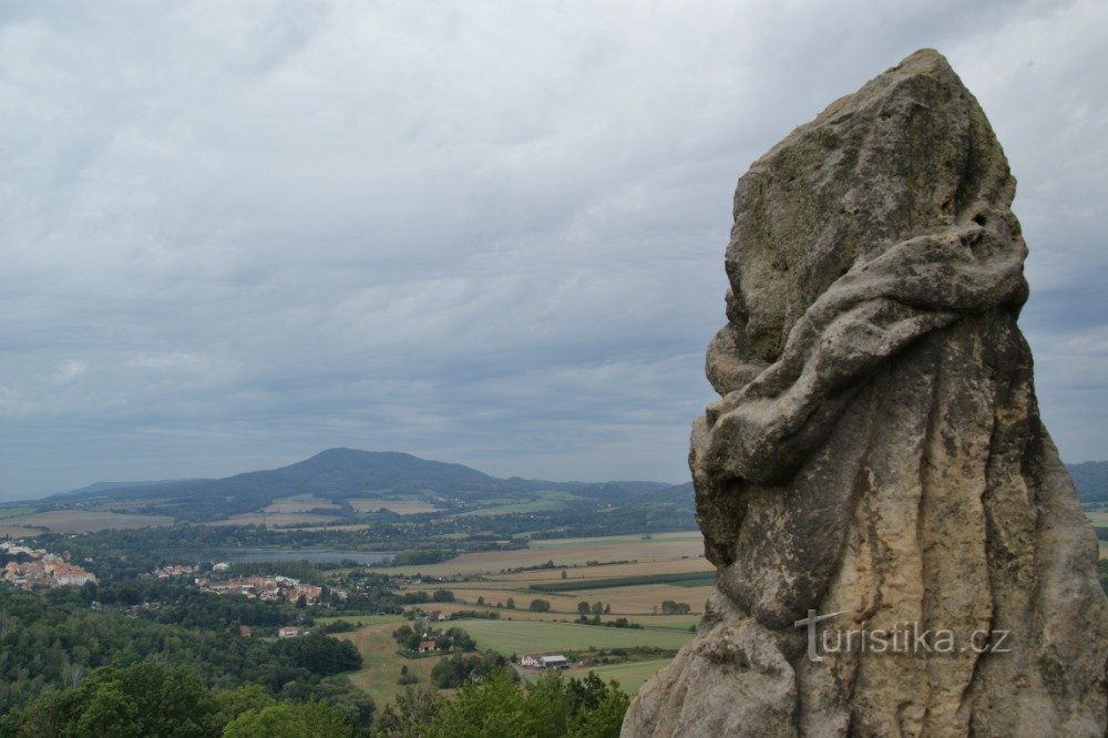 Blick von Kalvária über das Dorf Ostré