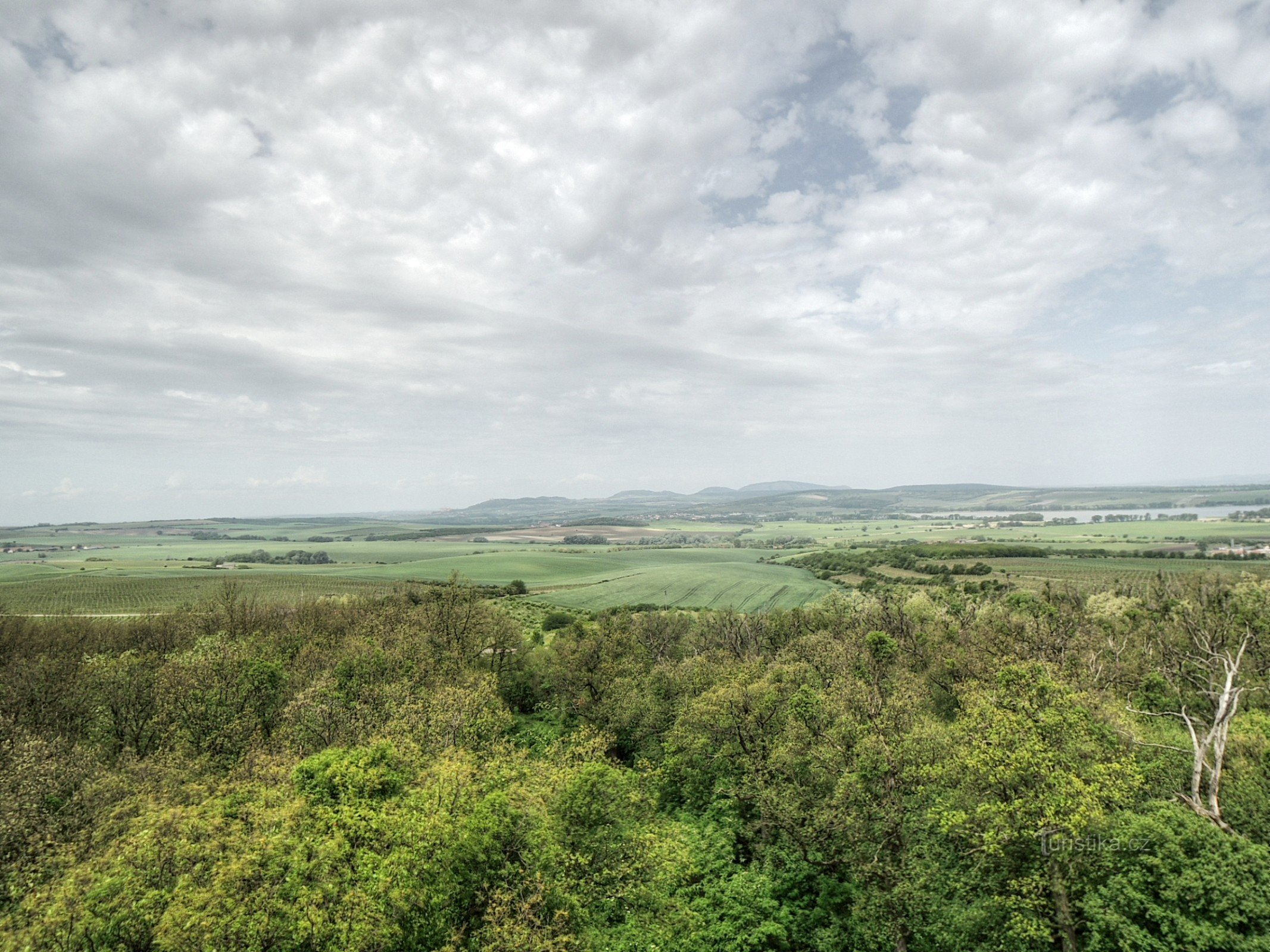 Blick von der Kolonnade auf Reistná, Pálava ist in der Ferne zu sehen