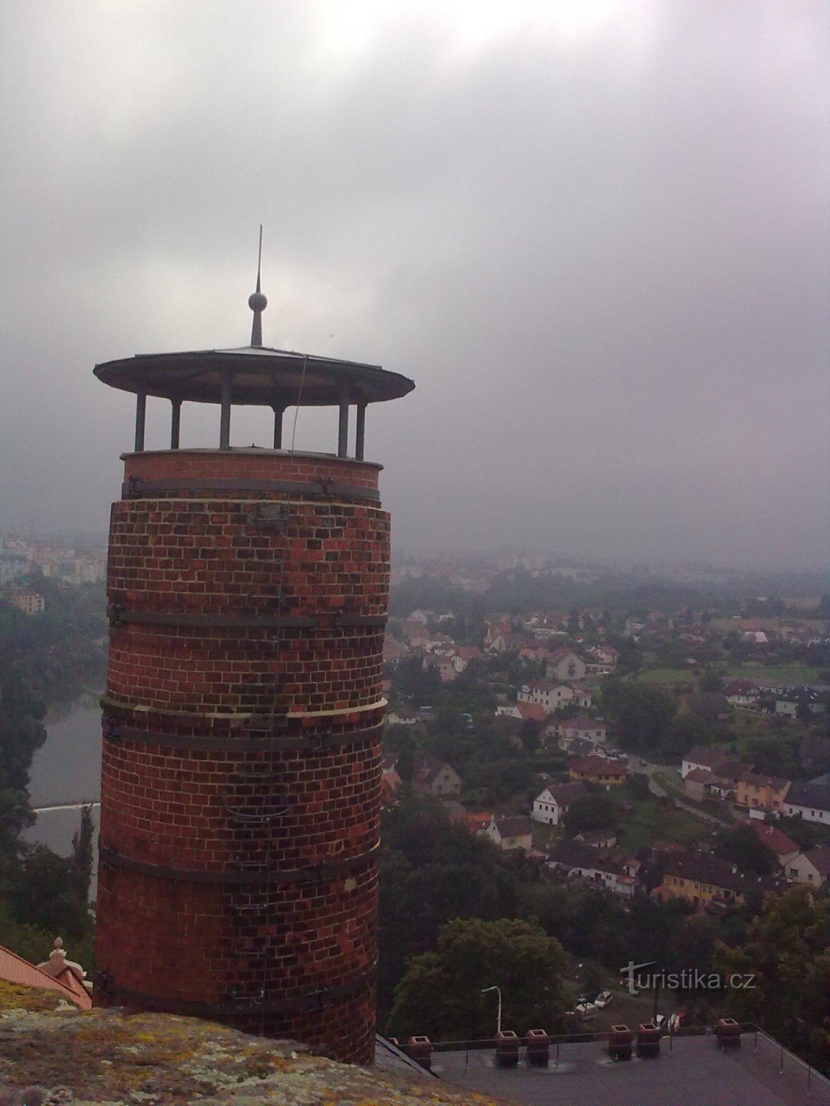 Uitzicht vanaf Kotnov naar de schoorsteen en wolken