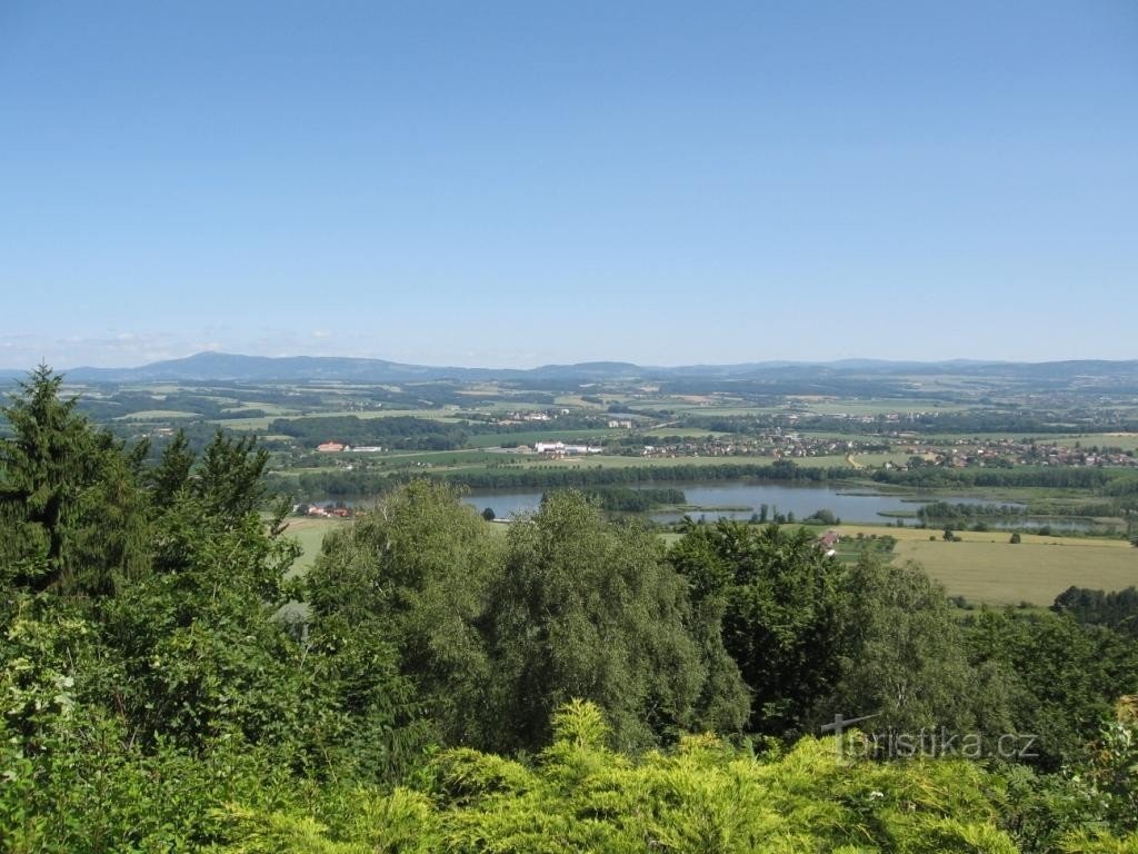 Aussicht von Krásná hílídka auf den Teich Žabakor und Umgebung