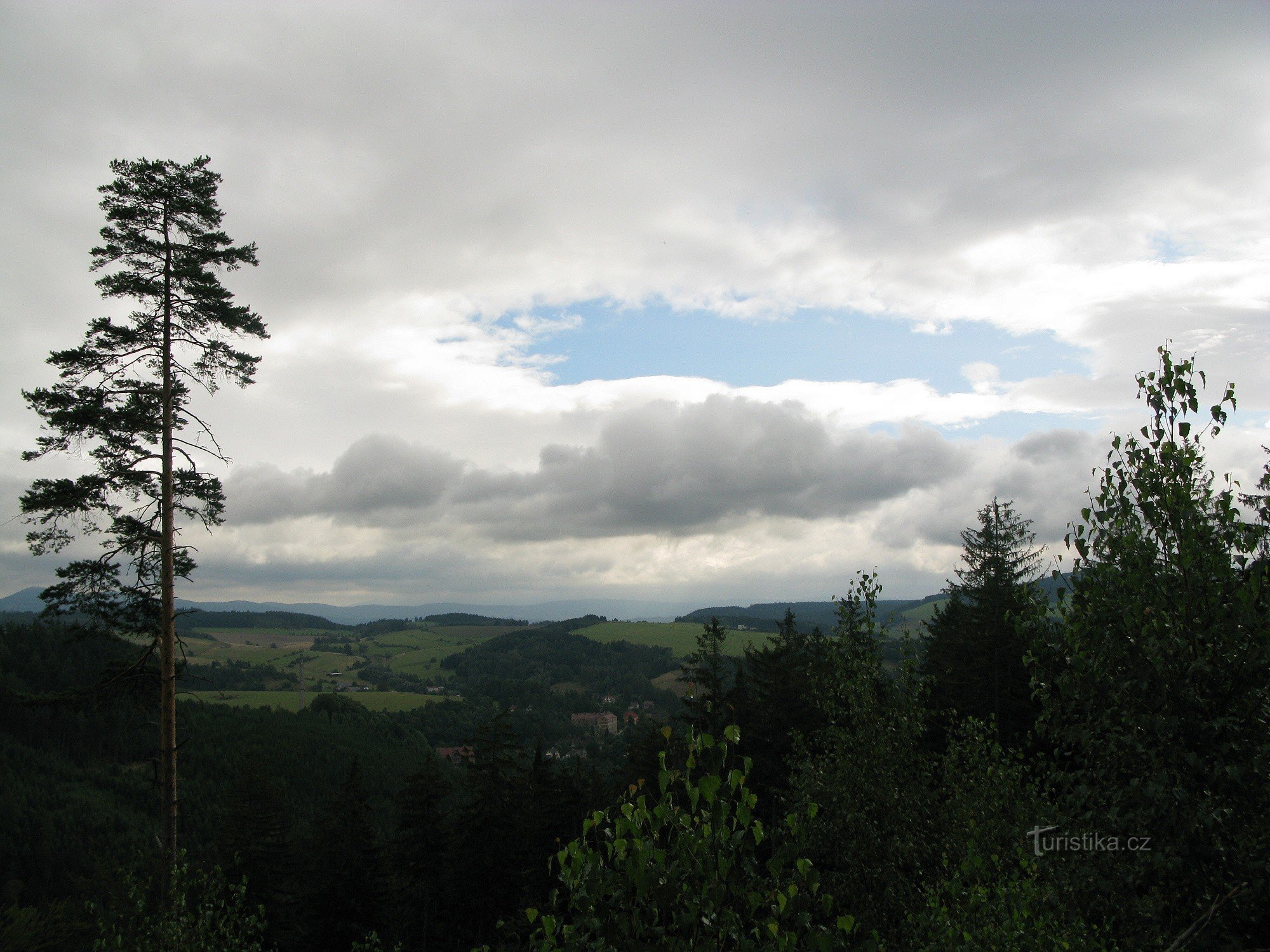 Blick von Lokomotiva auf Adersbach und Riesengebirge