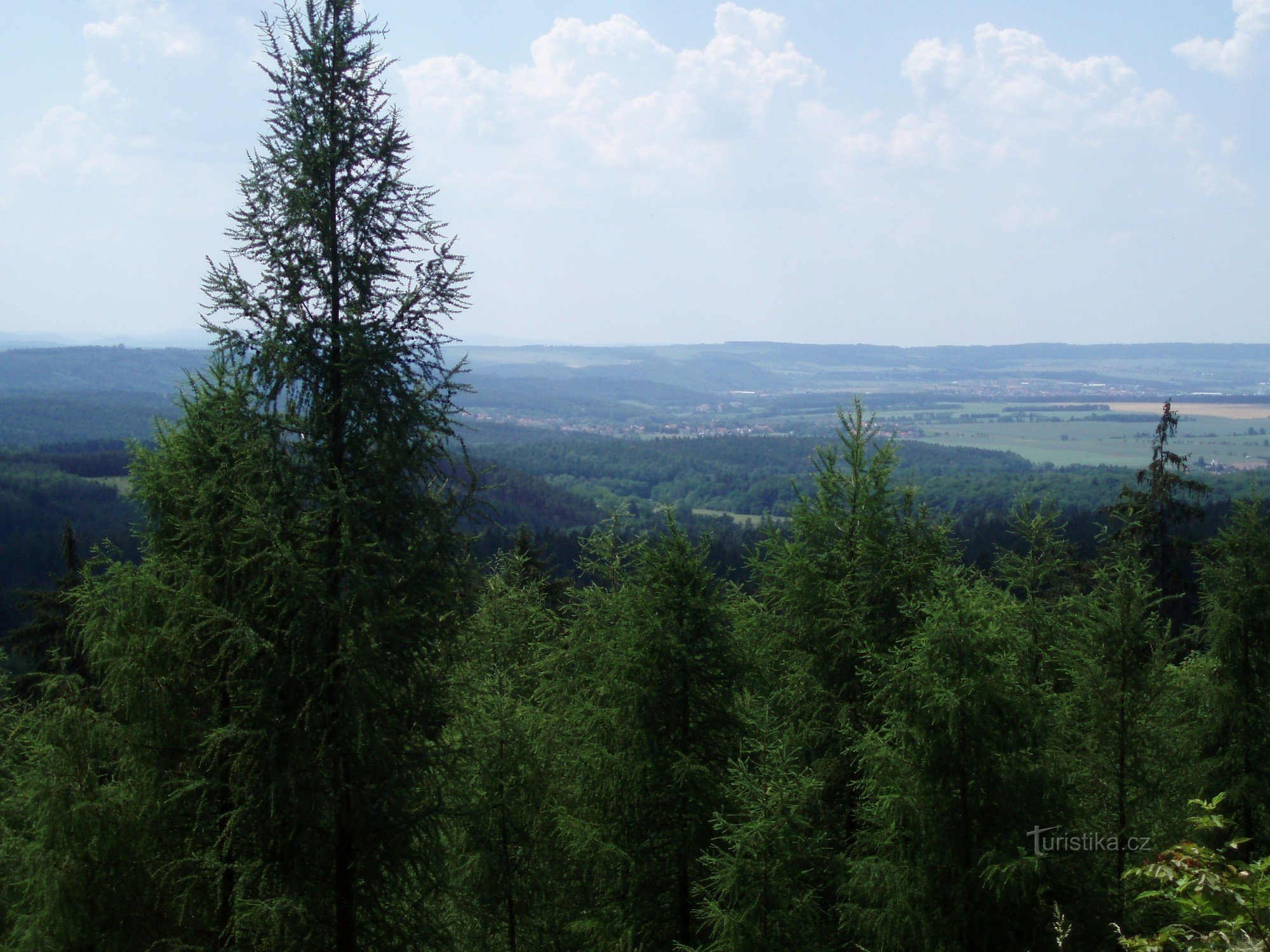 Widok z Louštína w oddali Lužná