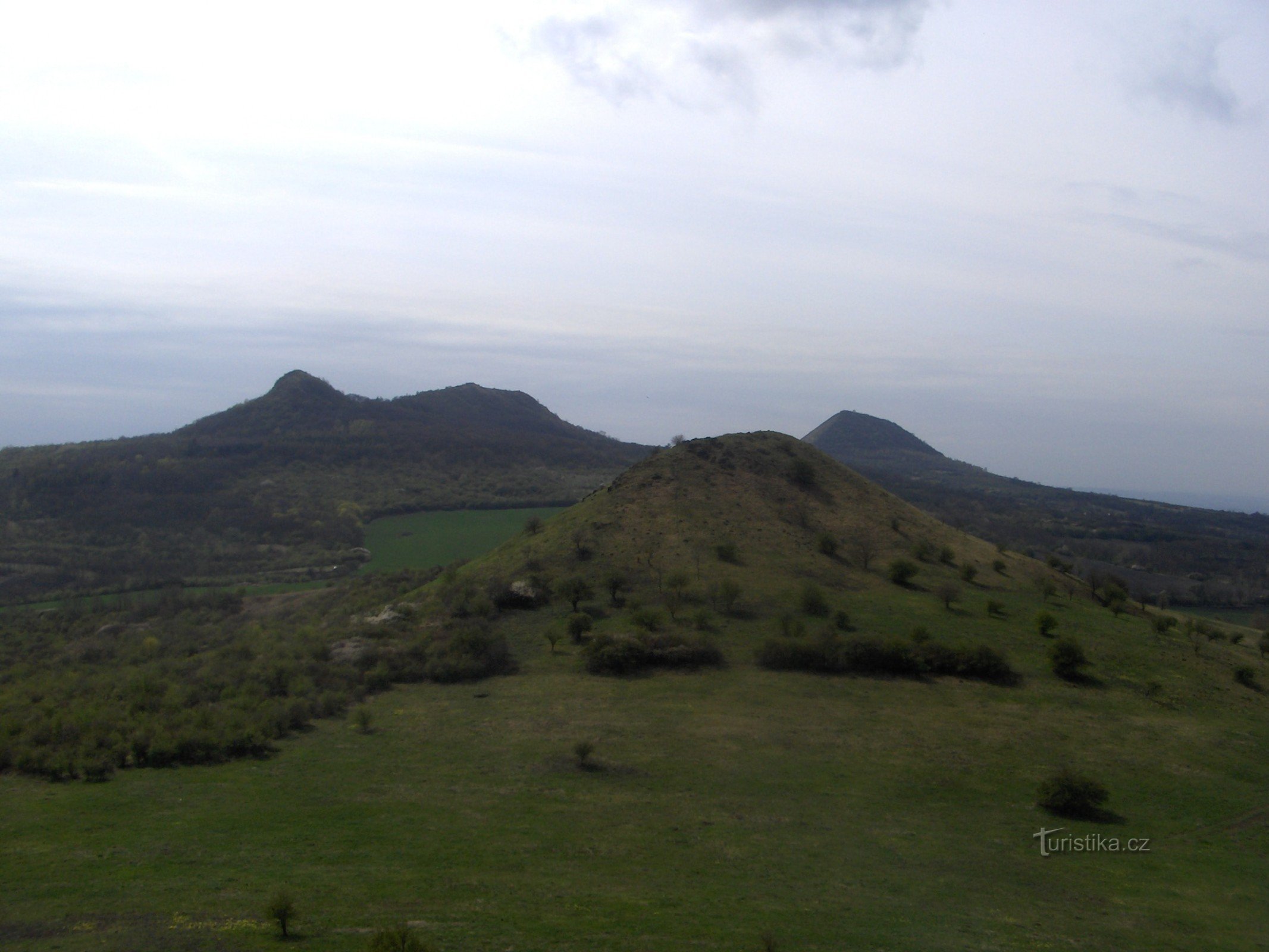 pogled z Malé vrch na Křížové vrsky, Oblík, Srdov in Brník