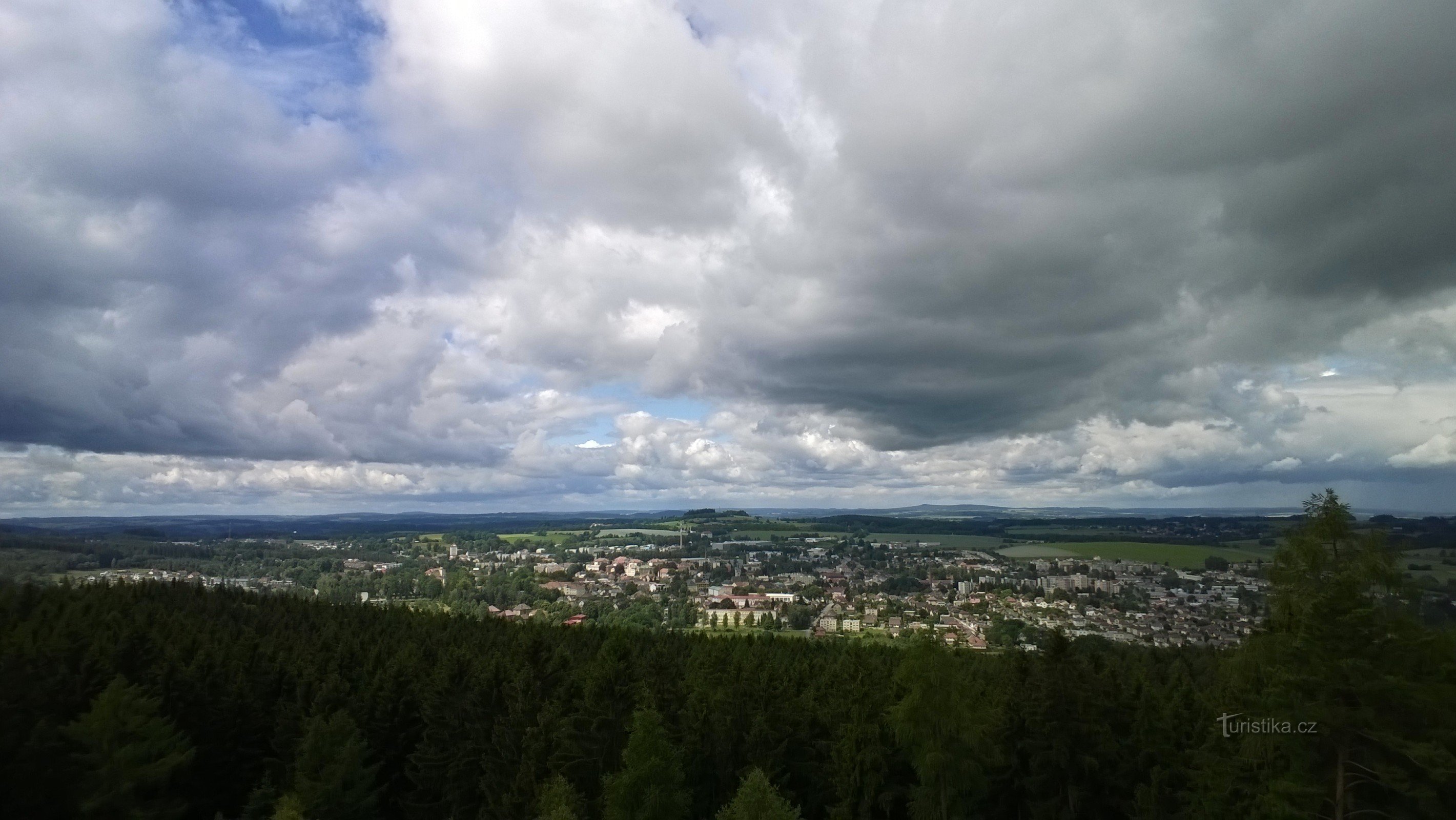 Vedere din turnul de observație de pe Humpolec - iunie 2015.