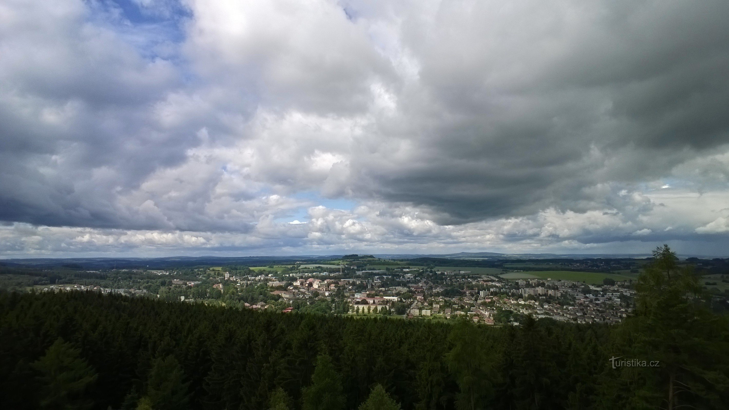 Pogled z razglednega stolpa na Humpolcu - junij 2015.