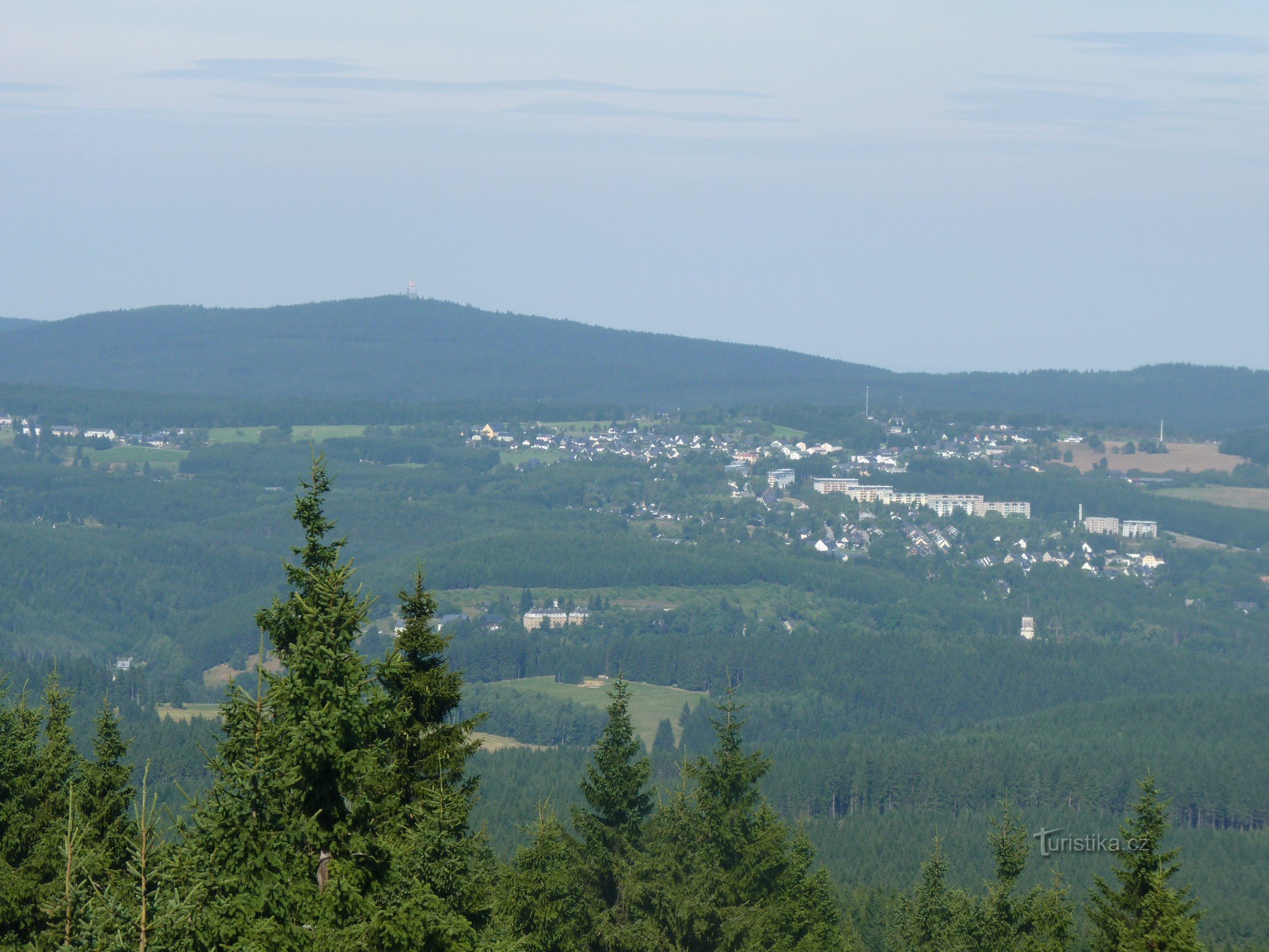 θέα από τον πύργο παρατήρησης στο γερμανικό λόφο Auersberg