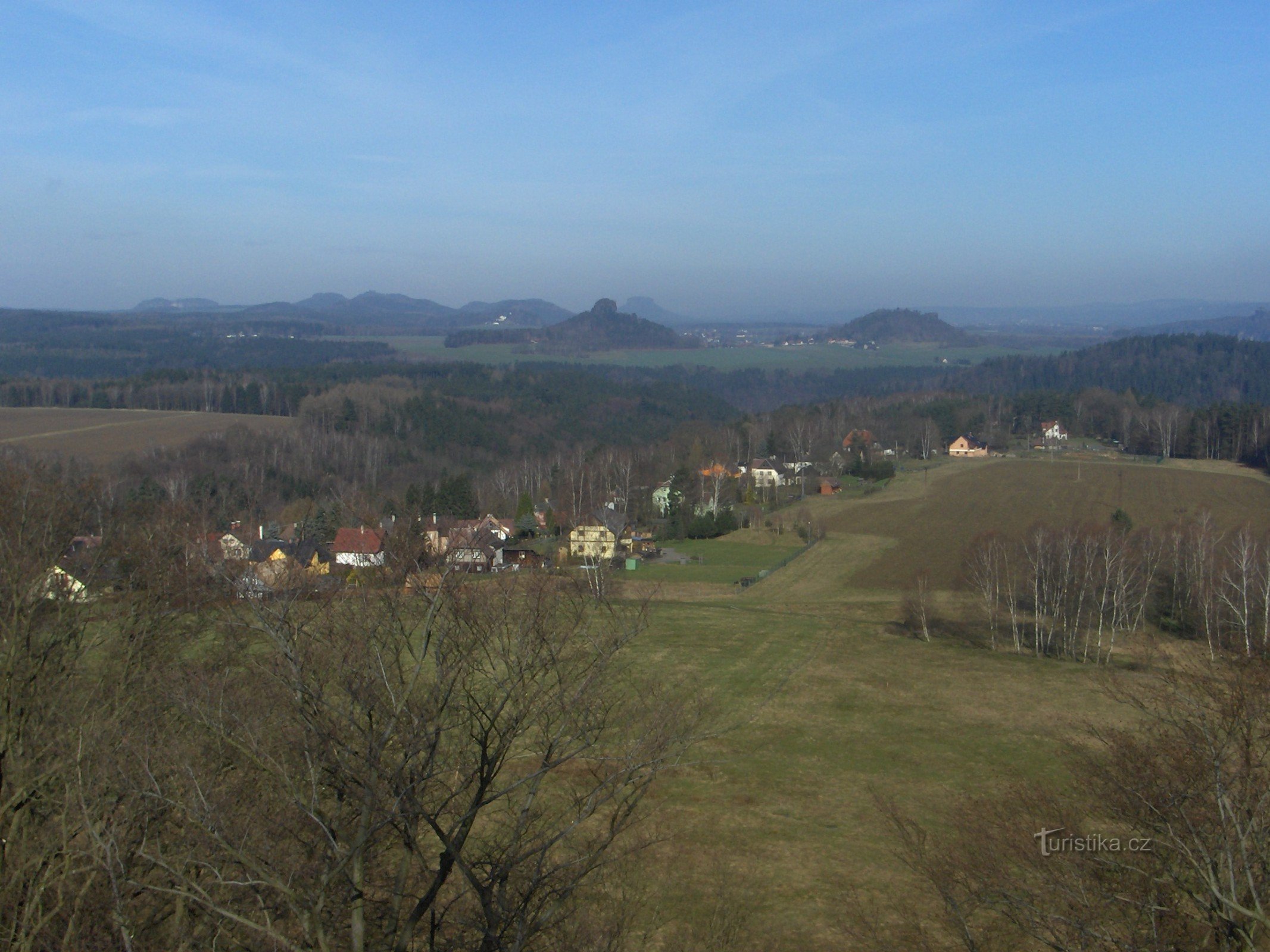 vista desde la torre de observación en las montañas de la mesa en Sajonia