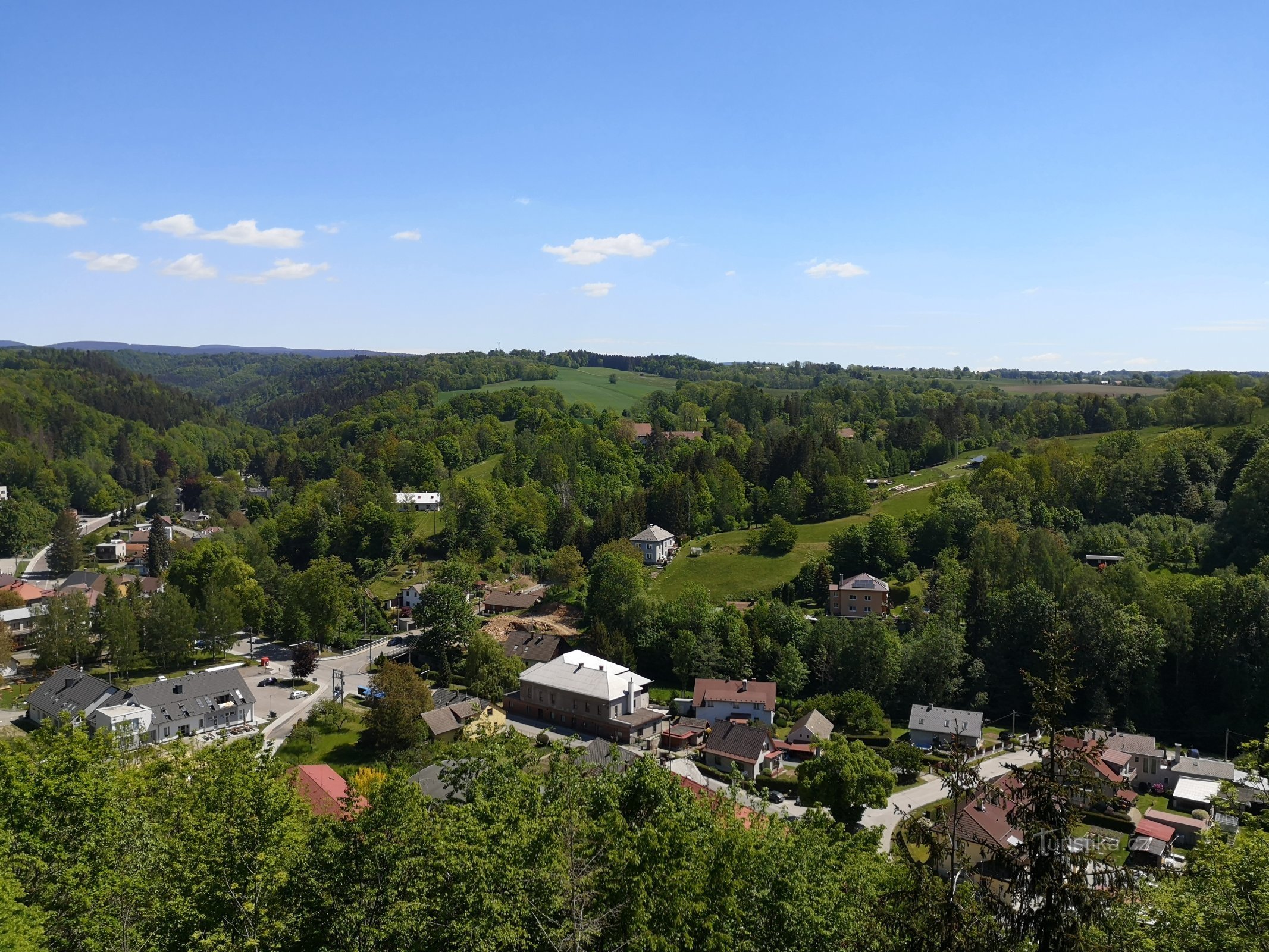 Het uitzicht vanaf de uitkijktoren Skuhrov nad Bělou