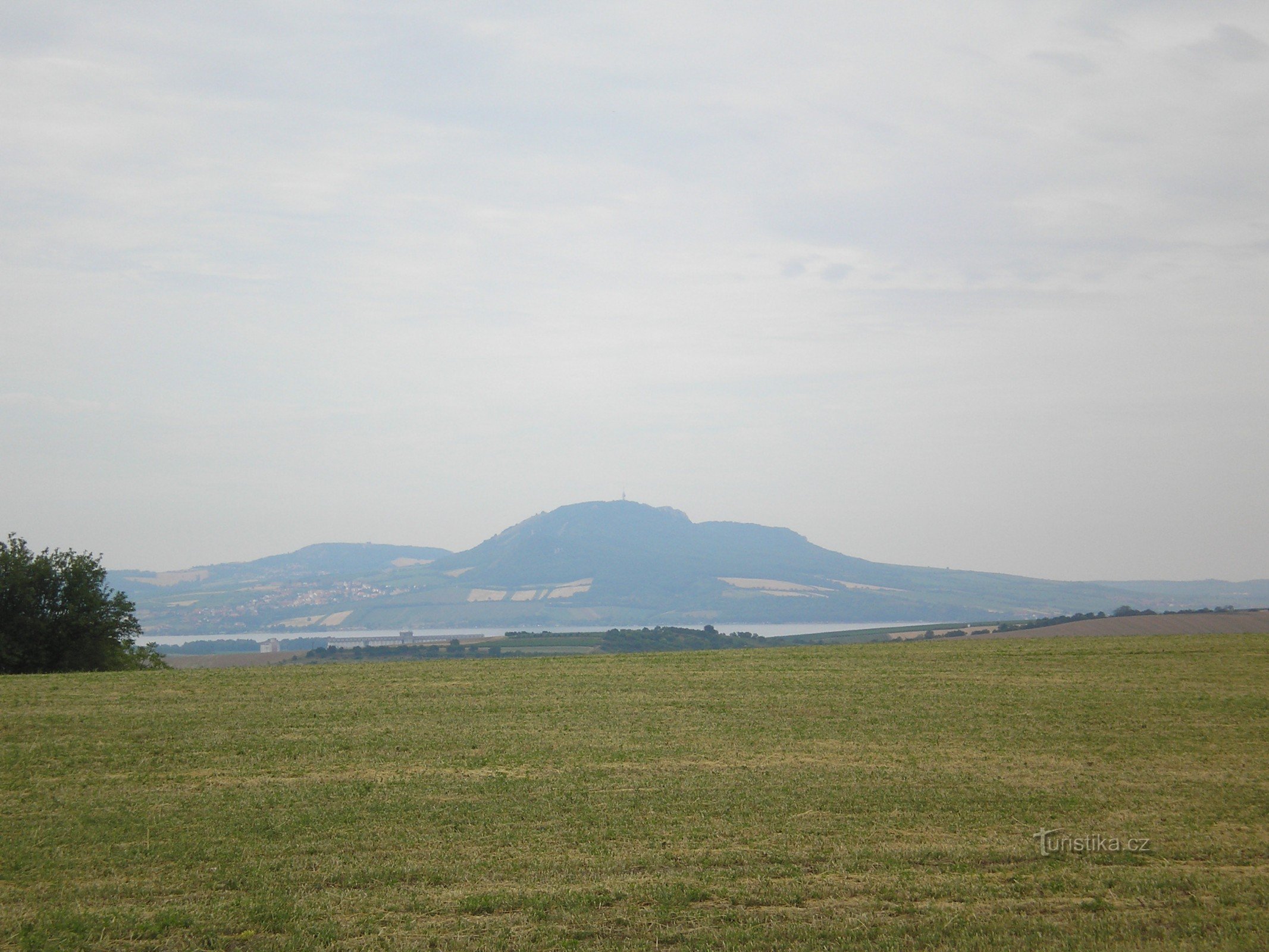 Η θέα από τον πύργο παρατήρησης προς την κατεύθυνση της Pálava