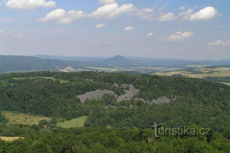 вид з оглядової вежі: Kamenná hůra на передньому плані, Růžový vrch на задньому плані