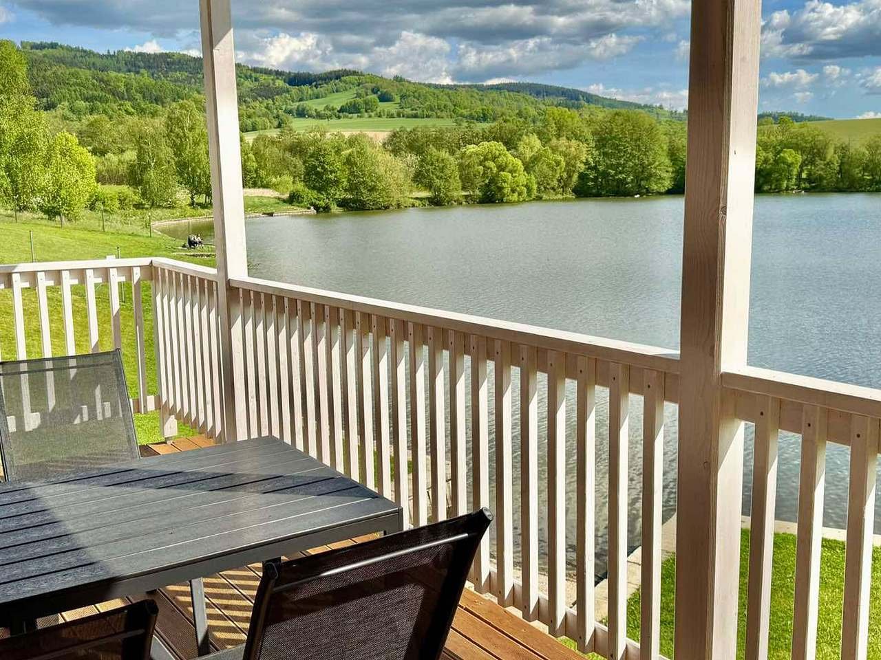 Výhled z terasy chatky na přehradu