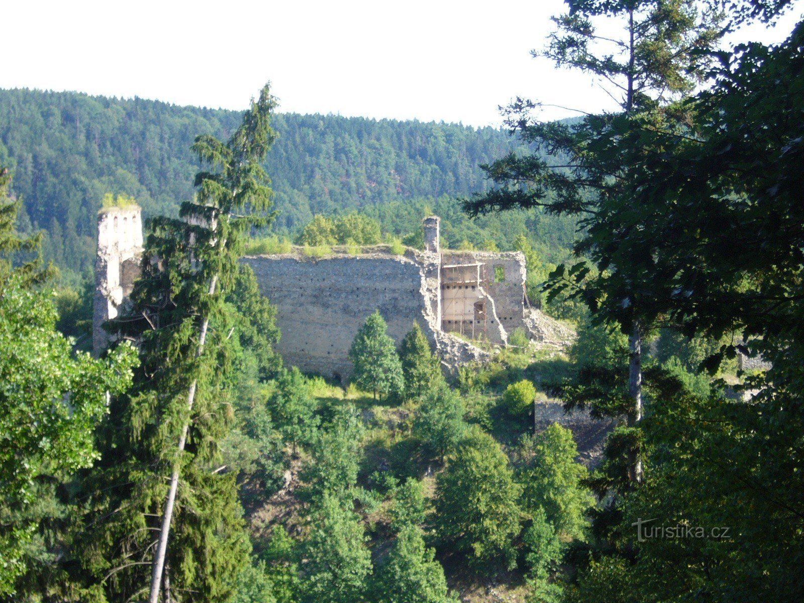 вид з траси Н. С. Голубова - ділянка Stará Rožmberská cesta - на замок Dívčí kámen