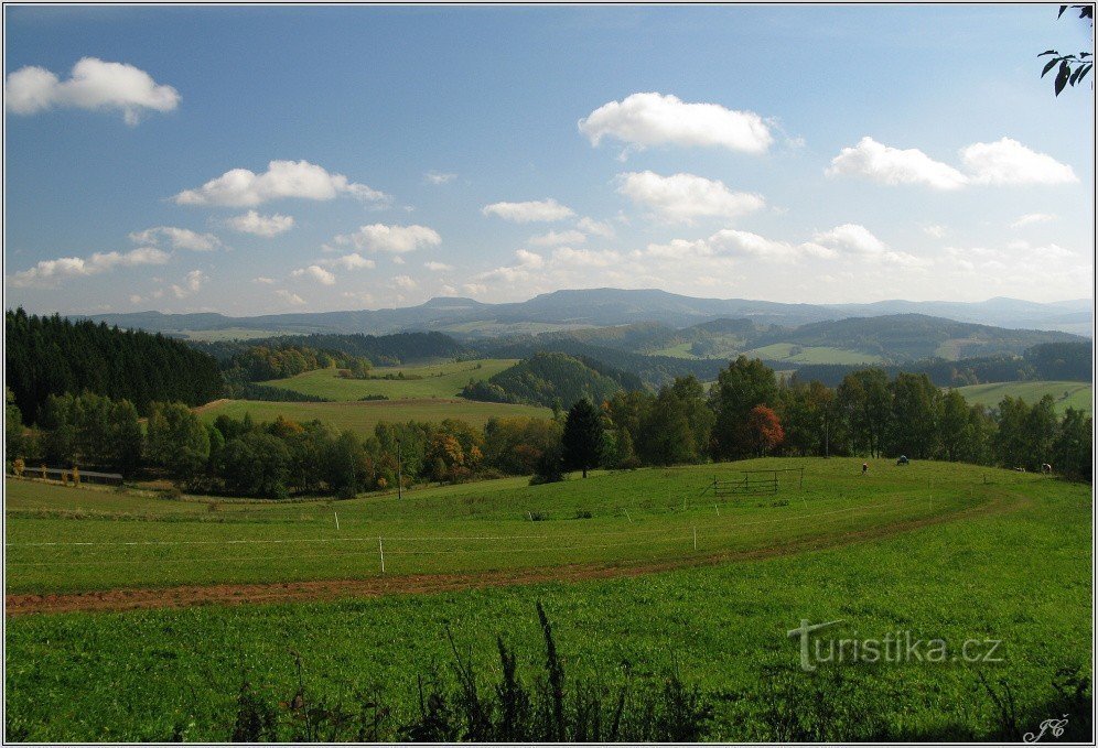 Pogled s pobočja proti Hronovemu