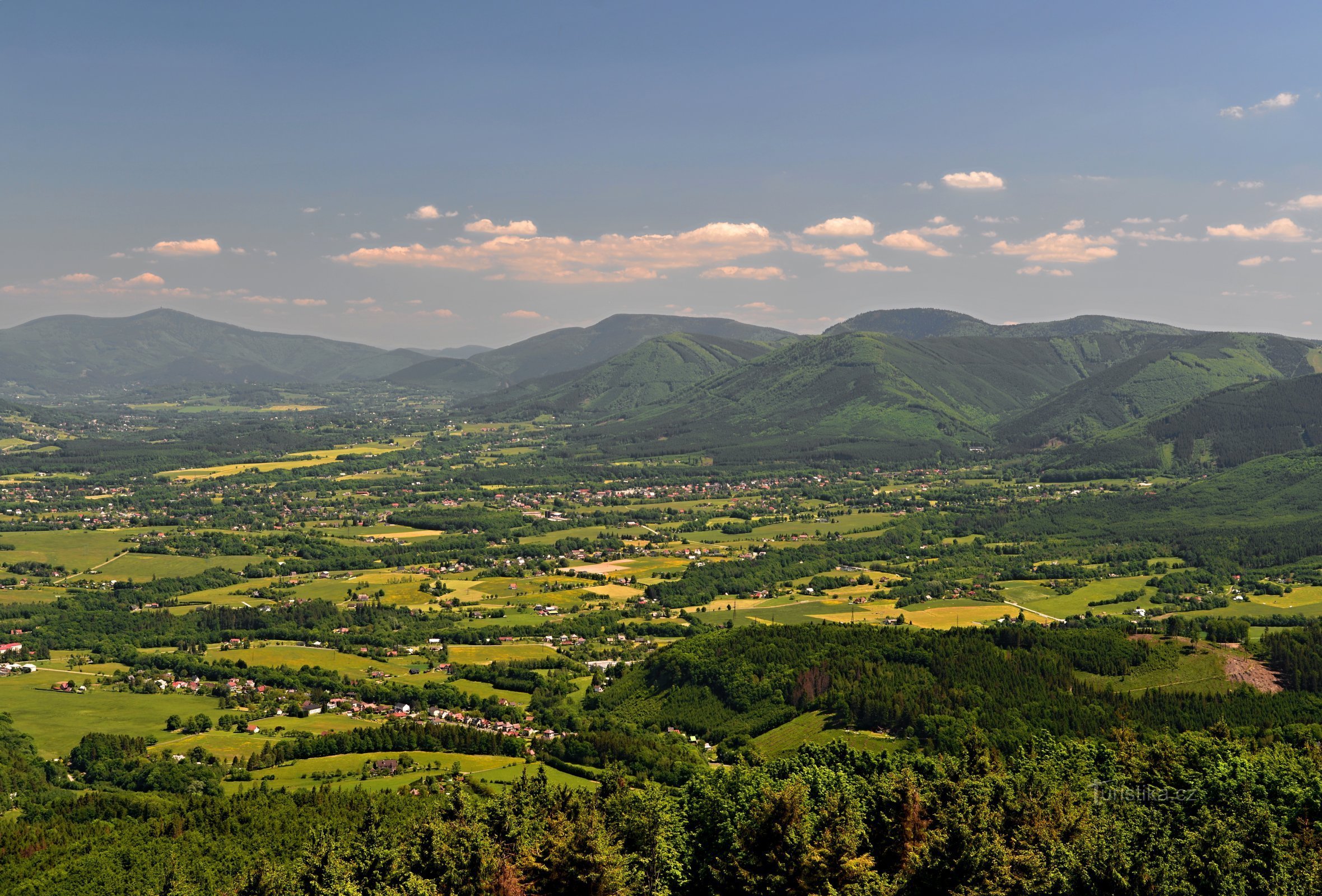 Blick vom Velké Javorník auf die Gipfel der Mährisch-Schlesischen Beskiden