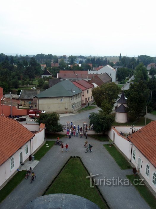 pogled z grajskega stolpa - kapela na desni