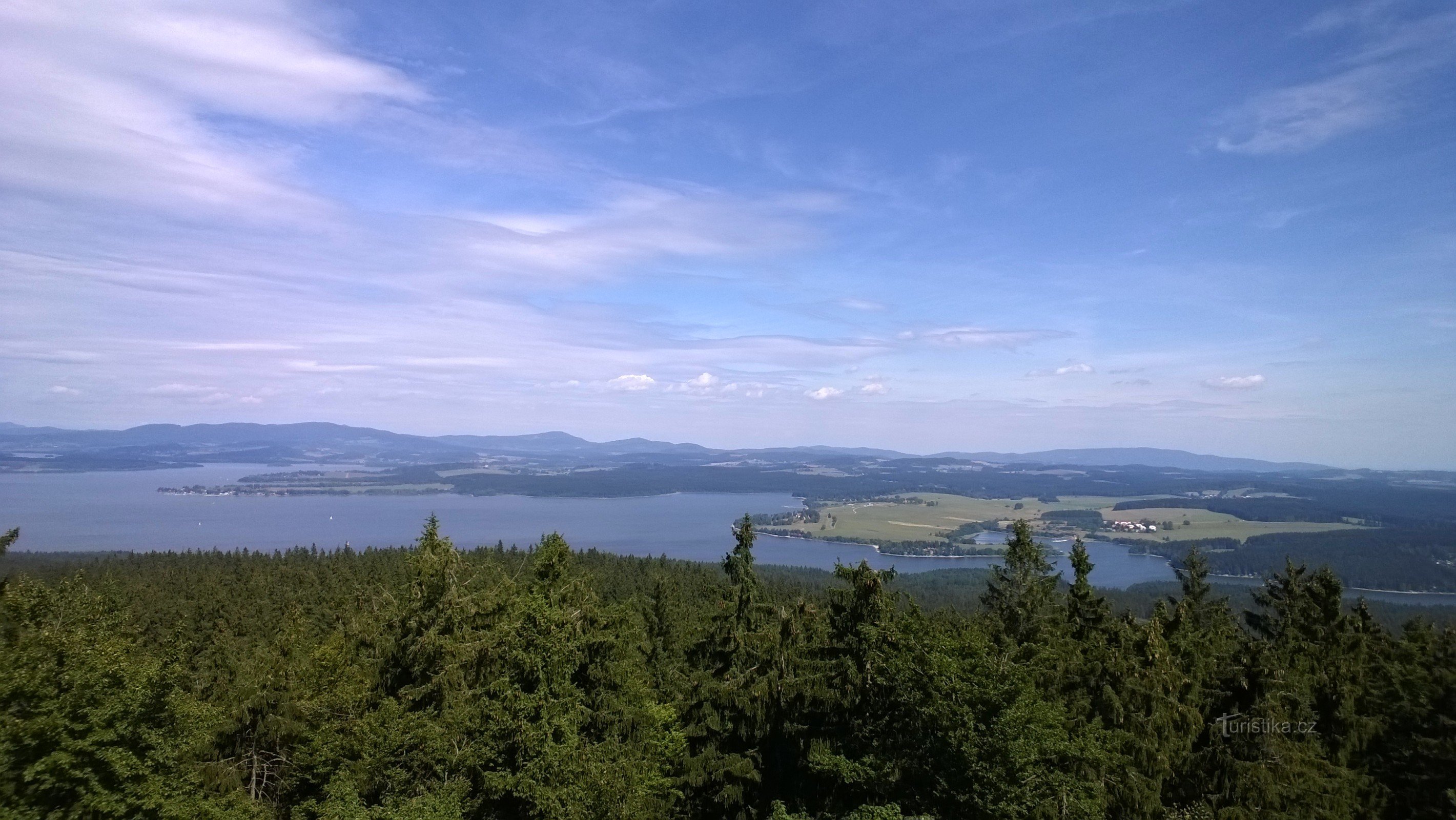 Utsikten från Vítkovslottet till Lipno.