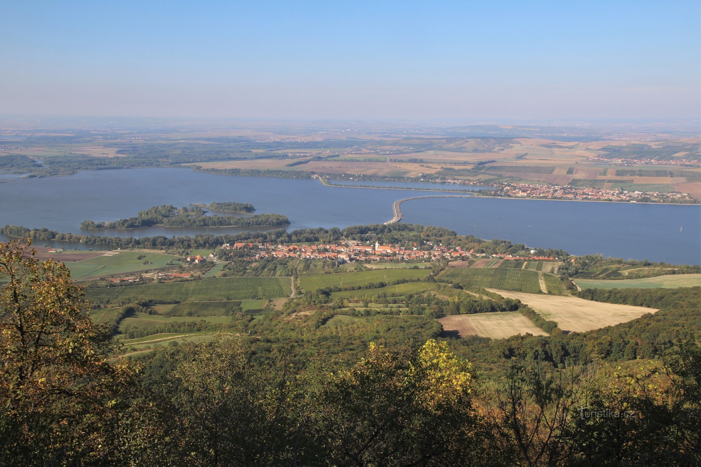 La vista dall'alto verso Dolní Věstonice e il bacino artificiale di Novomlýn