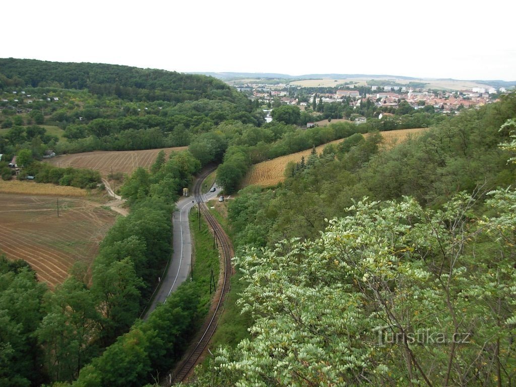 Udsigt fra det andet Ivančice-udsigtspunkt over jernbanen og byen