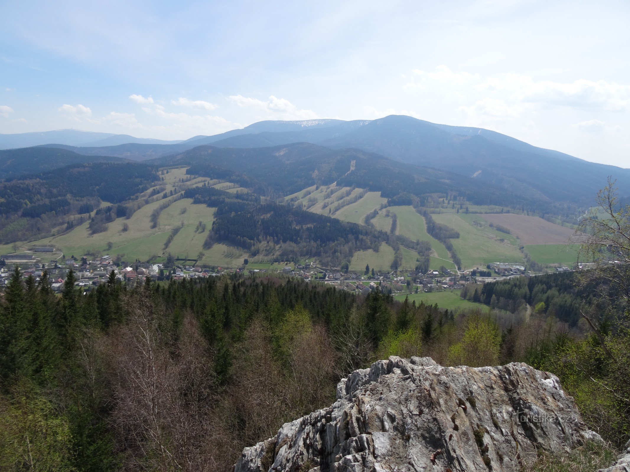 Uitzicht vanaf de rotsen op Smrčník naar Lipová