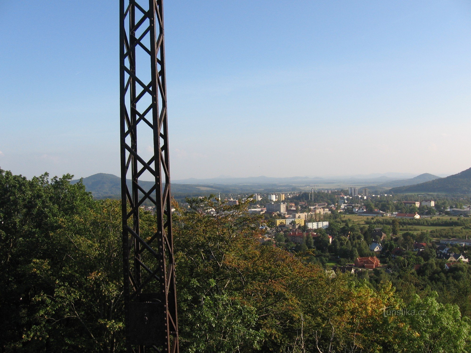 Uitzicht vanaf de rots naar Nový Bor