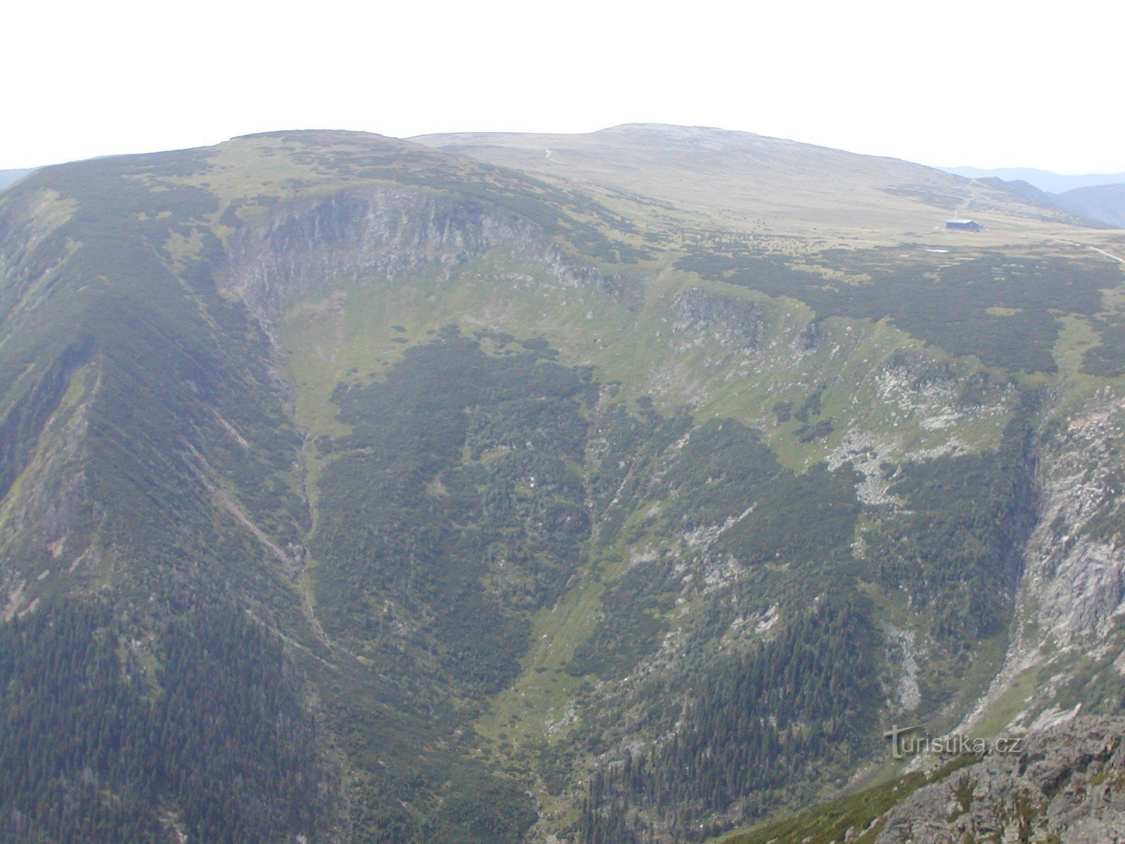 从 Sněžka 到 Studniční hora 的景色