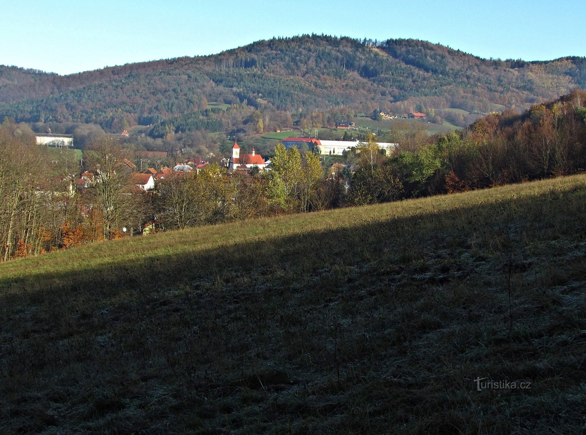 Blick vom Hang von Sobolice auf die Mitte von Kašava