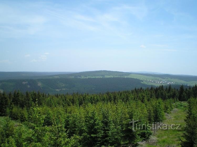 vista de Zaječí hora: Blatenský vrch e Horní Blatná, Klínovec no horizonte à direita