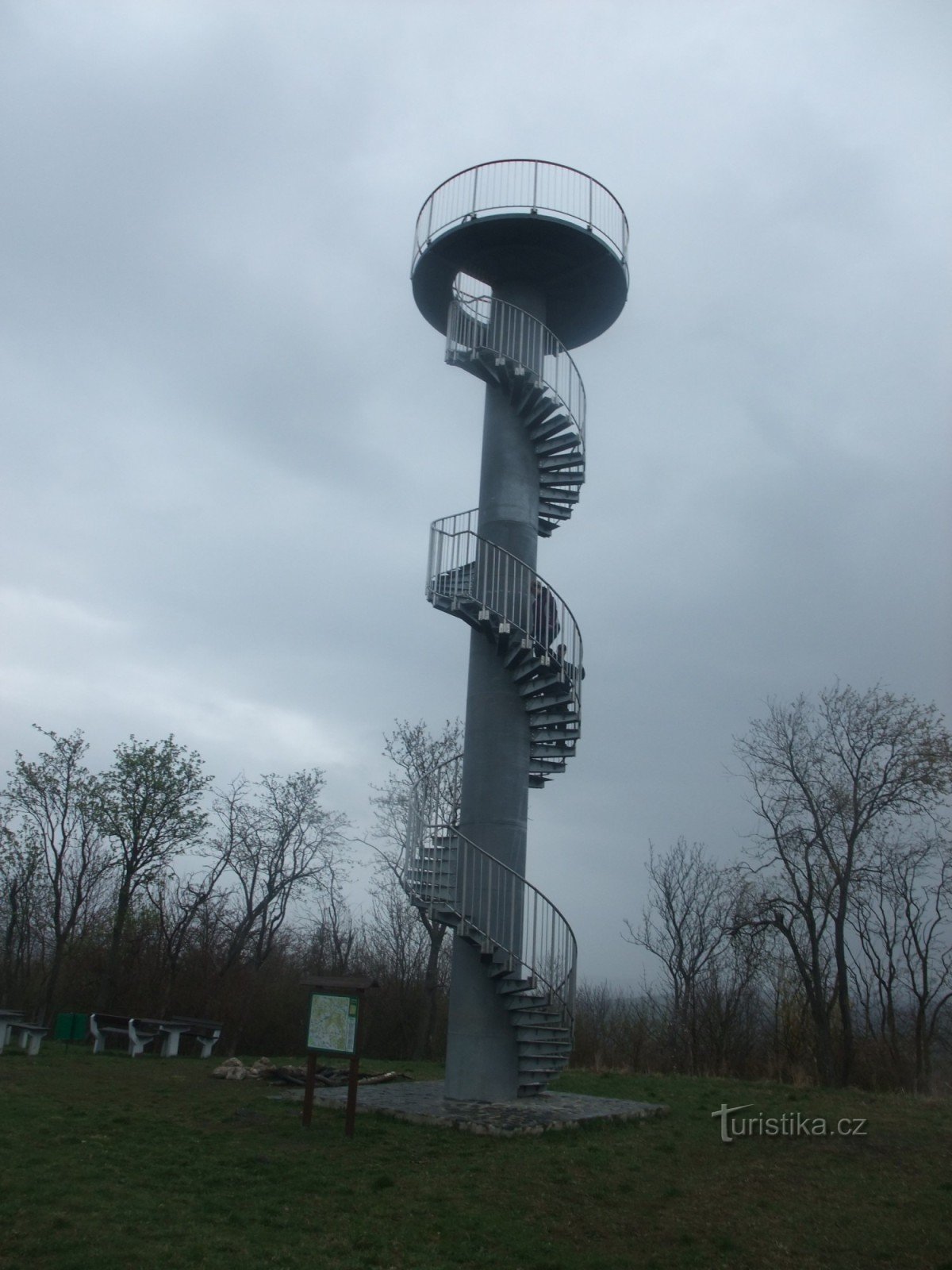 Blick auf den Aussichtsturm Litoměřicka - Hořidla