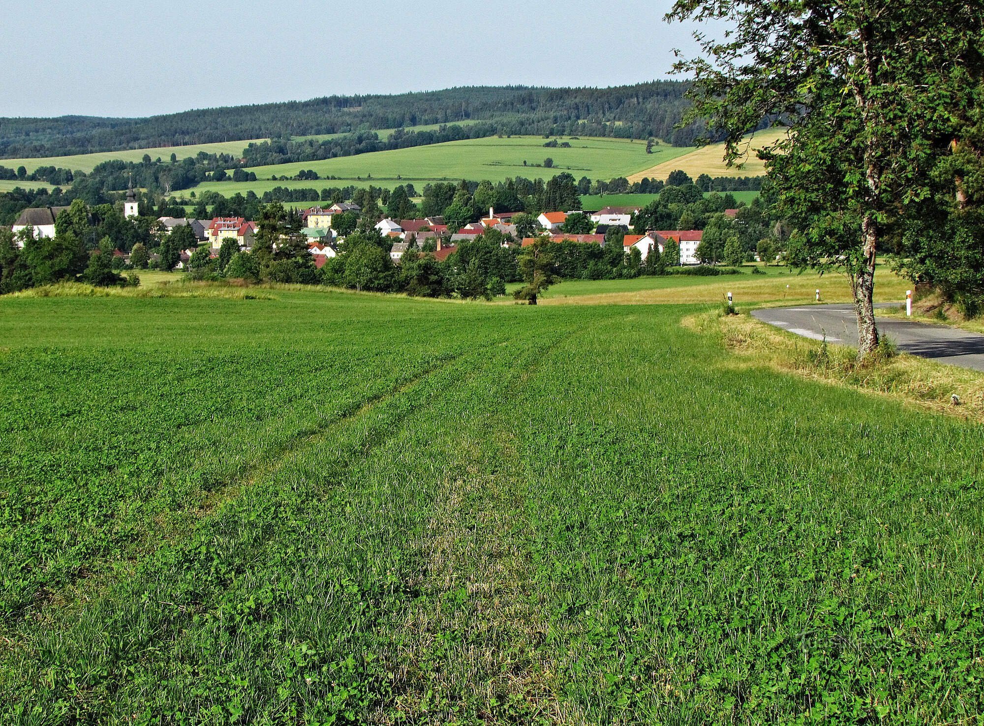 Uitzicht over de oude stad vanaf de weg naar Stálkovo