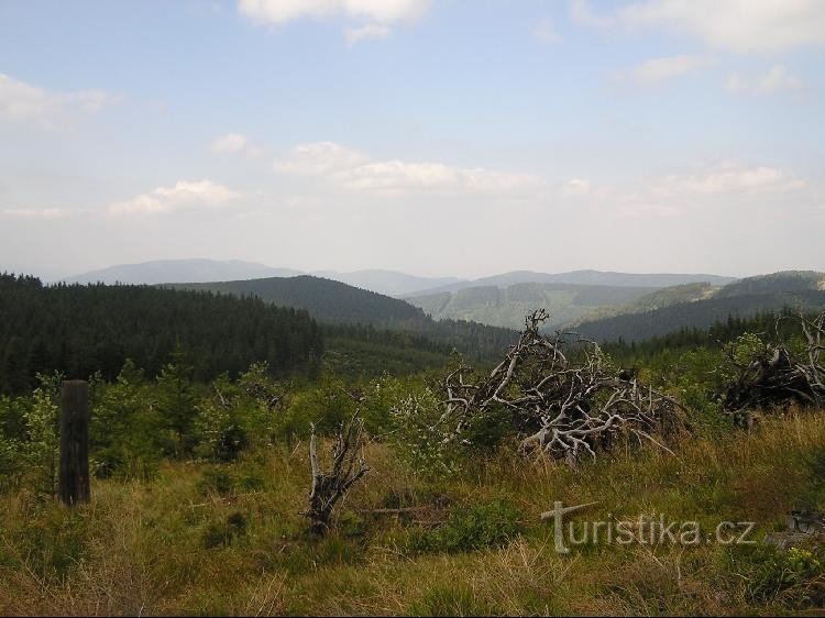 Aussicht vor dem Wegweiser auf dem Weg von Pásm Orlíka