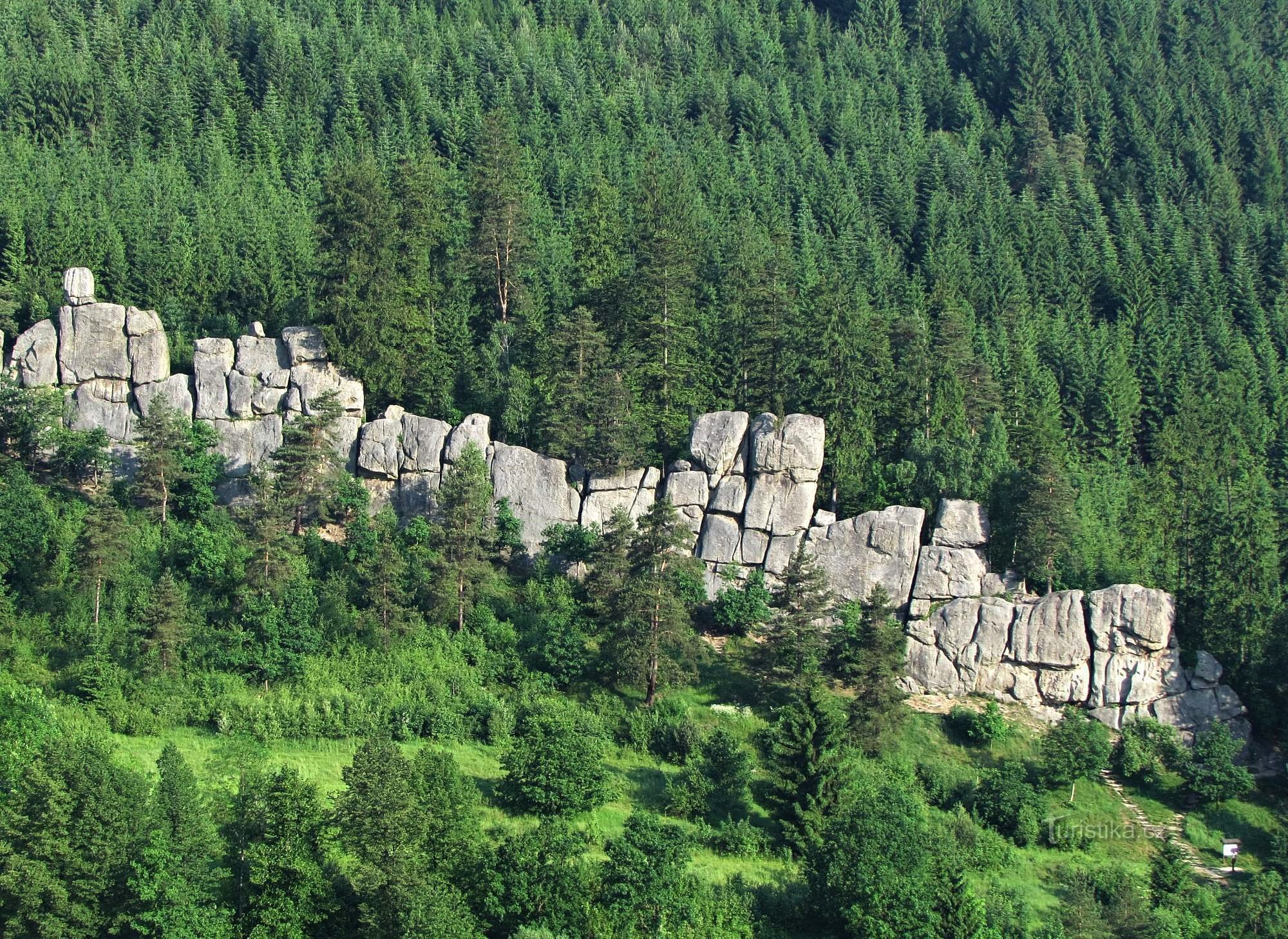 Uitzicht vanaf de Devil's Rocks in de buurt van Lidečko