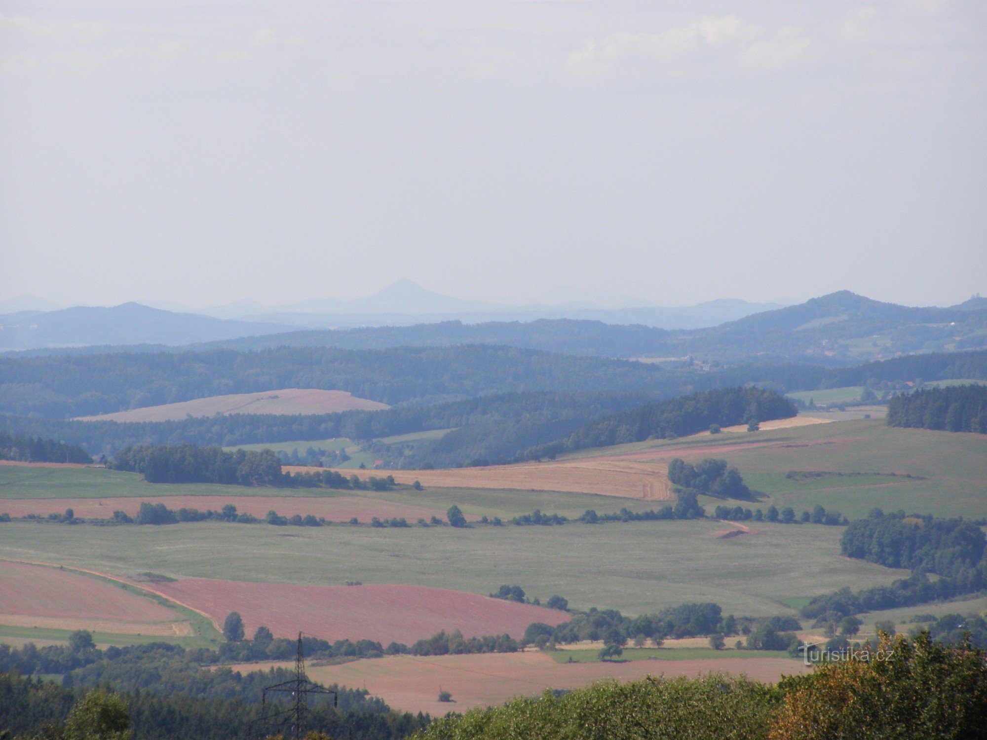 quang cảnh từ Zvičina, Bezděz trong nền