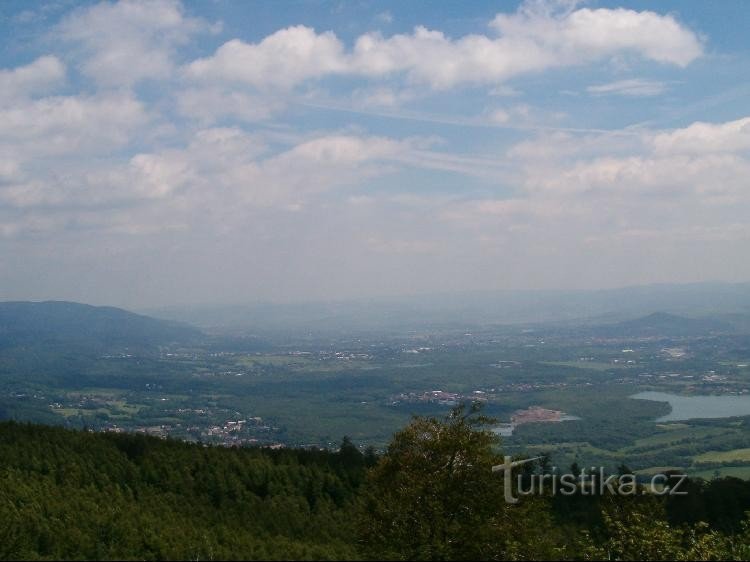 瞭望台：前往 Teplice 的 Teplice 盆地和 Barbor 水库（图片右侧）