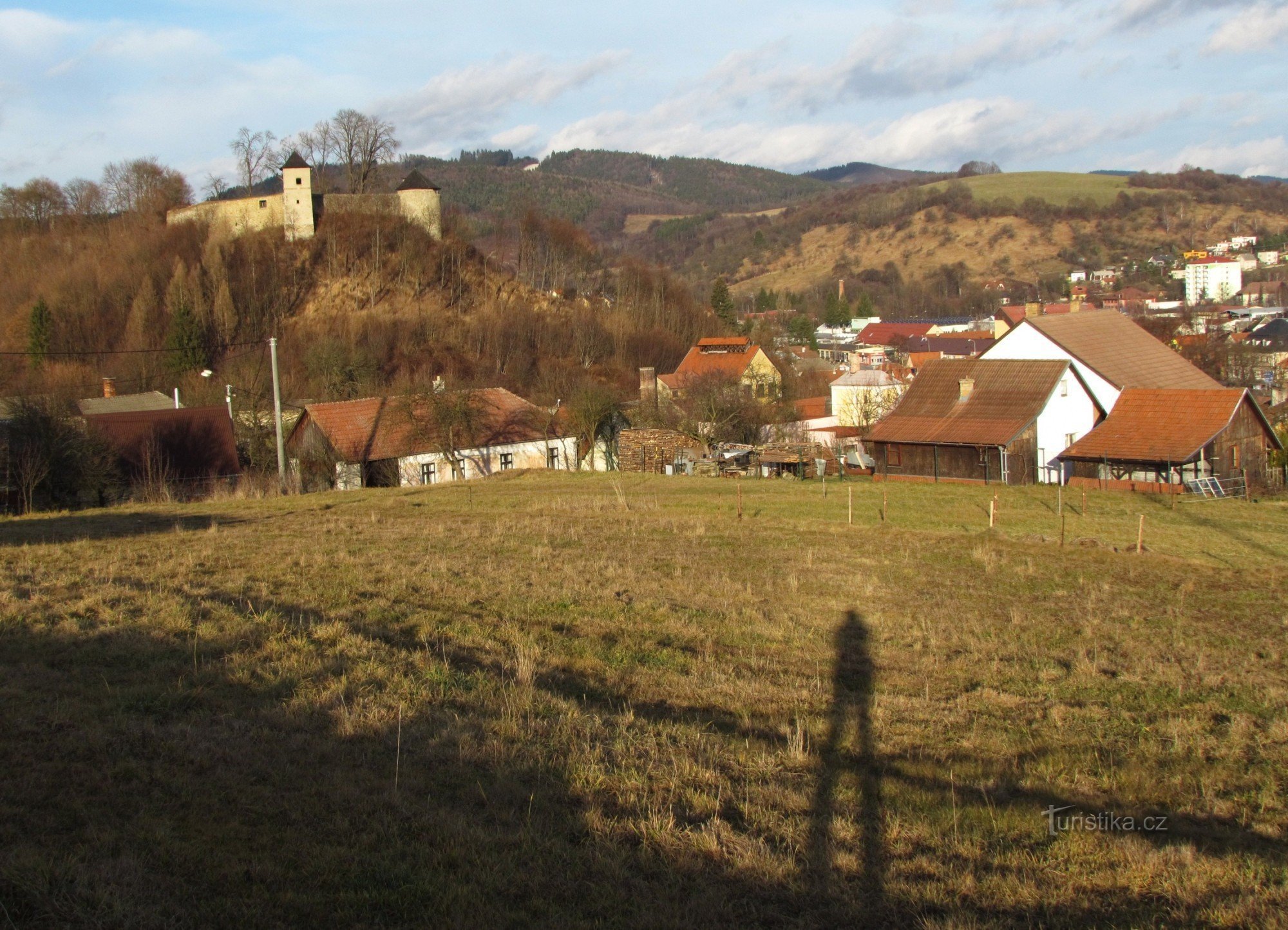 Vyhlídka na Brumovský hrad, město a příhraniční Bílé Karpaty